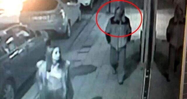 Ceren Özdemir'in katili cinayetten sonra sokakta gezdiği görüntüler ortaya çıktı Ceren Özdemir'in katilinin cinayetten sonra sokakta gezdiği görüntü ortaya çıktı