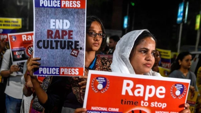 Hindistan'da cinsel saldırı mağduru kadın duruşmasına giderken yakıldı