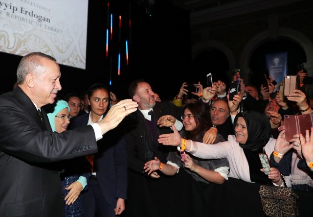 Cumhurbaşkanı Erdoğan, Erdem Bayazıt'ın şiirini okuduktan sonra salonda alkış tufanı koptu