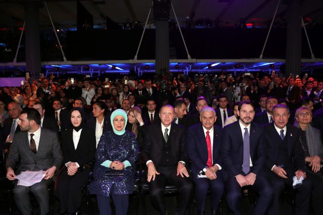 Cumhurbaşkanı Erdoğan, Erdem Bayazıt'ın şiirini okuduktan sonra salonda alkış tufanı koptu