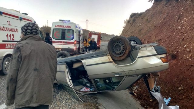 Manisa'da otomobil takla attı, 2 kişi ölümden döndü