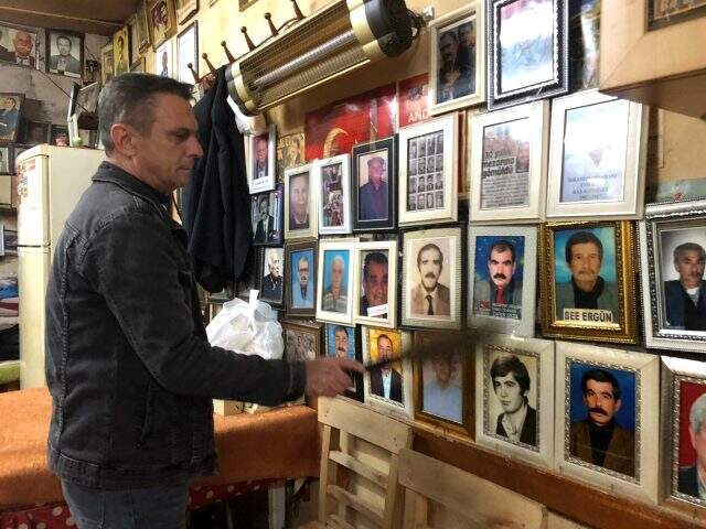 Ölüler Kıraathanesi'nde okey oynadılar İki kardeş, ölen hemşehrilerinin fotoğraflarını işlettikleri kıraathanenin duvarına asıp sergiliyor