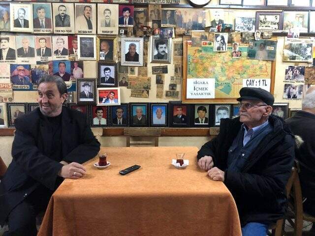 Ölüler Kıraathanesi'nde okey oynadılar İki kardeş, ölen hemşehrilerinin fotoğraflarını işlettikleri kıraathanenin duvarına asıp sergiliyor