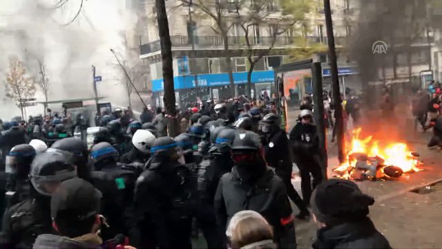 Fransa'daki emeklilik reformu protestoları yer yer şiddete dönüştü