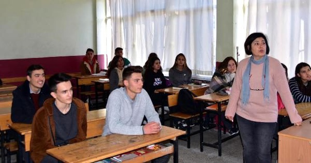 Temizlik işçisi olarak girdiği üniversiteden müzik öğretmeni olarak mezun oldu