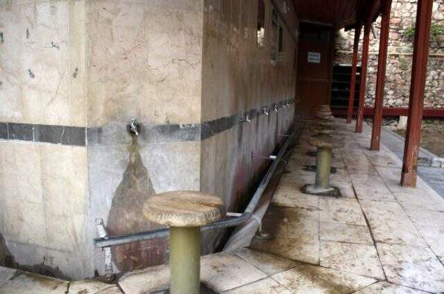 Cami musluklarını çalan şüpheli güvenlik kamerasına takıldıktan sonra yakalandı Cami musluklarını çalan şüpheli güvenlik kamerasına takıldıktan sonra yakalandı
