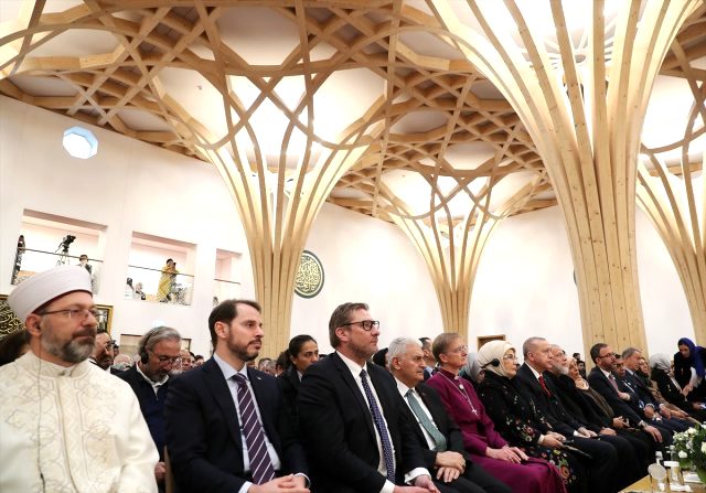 Cumhurbaşkanı Erdoğan Cambridge Camisi'nde Kur'an-ı Kerim okudu