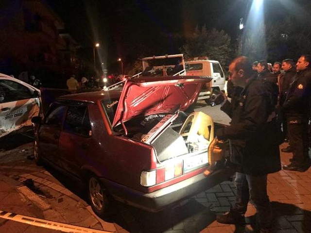 'Dur' ihtarına uymayıp kaçarken kaza yaptı, otomobilinden cephanelik çıktı