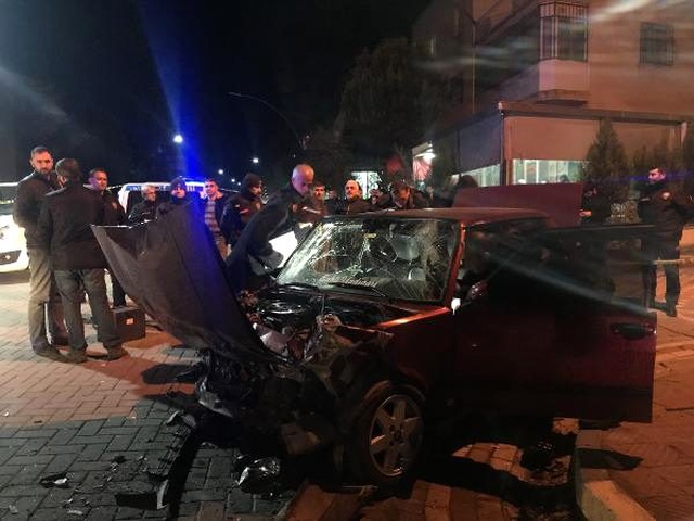'Dur' ihtarına uymayıp kaçarken kaza yaptı, otomobilinden cephanelik çıktı