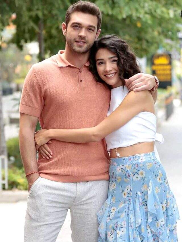 Furkan Andıç ve Aybüke Pusat havalimanında birlikte görüntülendi