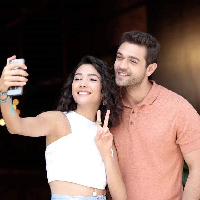 Furkan Andıç ve Aybüke Pusat havalimanında birlikte görüntülendi