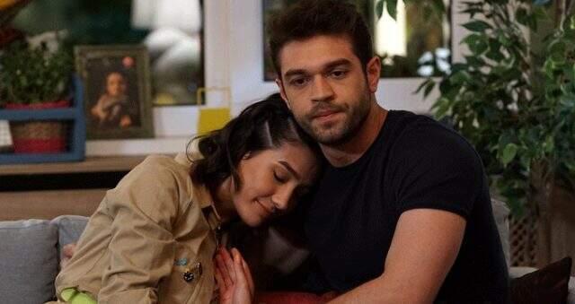 Furkan Andıç ve Aybüke Pusat havalimanında birlikte görüntülendi