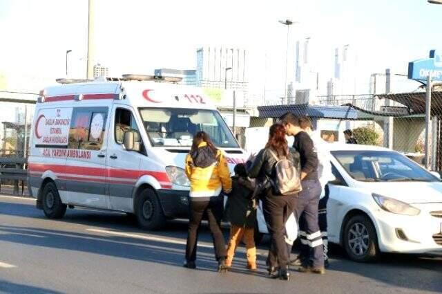 İstanbul Okmeydanı'nda meydana gelen trafik kazasında 2 kişi yaralandı, trafik yoğunluğu oluştu