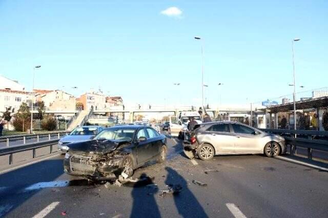 İstanbul Okmeydanı'nda meydana gelen trafik kazasında 2 kişi yaralandı, trafik yoğunluğu oluştu