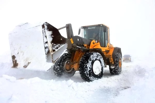 Muş'ta 2 metreyi bulan kar kalınlığı, ekiplere zor anlar yaşattı