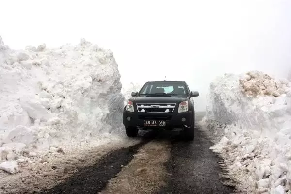 Muş'ta 2 metreyi bulan kar kalınlığı, ekiplere zor anlar yaşattı