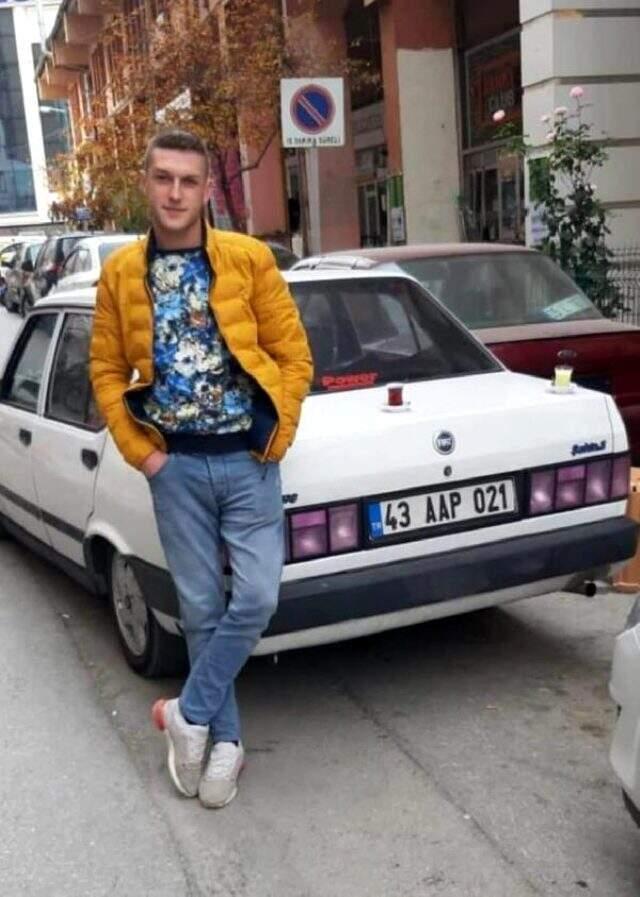 Oğlunun öldüğü kaza yerinde temizlik yapan baba: İsmini duyunca dünyam yıkıldı Oğlunun öldüğü kaza yerinde temizlik yapan baba: İsmini duyunca dünyam yıkıldı