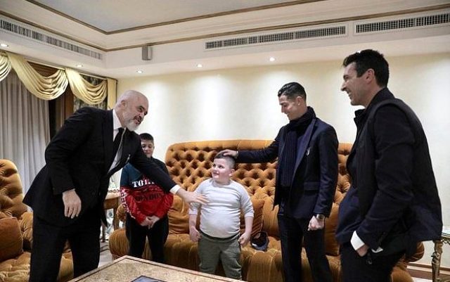 Ronaldo, Arnavutluk'taki depremden kurtulan çocukları ziyaret etti