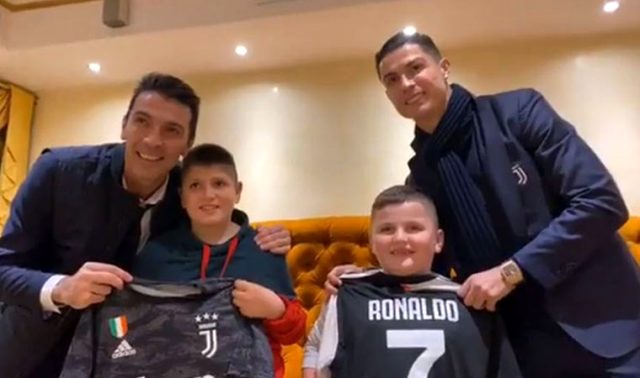 Ronaldo, Arnavutluk'taki depremden kurtulan çocukları ziyaret etti