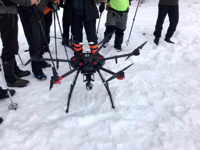 1 haftadır haber alınamayan kayıp dağcıları bulmak için bölgeye son teknoloji drone getirildi Bir haftadır haber alınamayan kayıp dağcıları bulmak için bölgeye son teknoloji drone getirildi