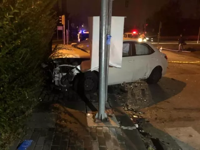 Başkent'te otomobil polis aracına çarptı: 2'si polis 3 yaralı