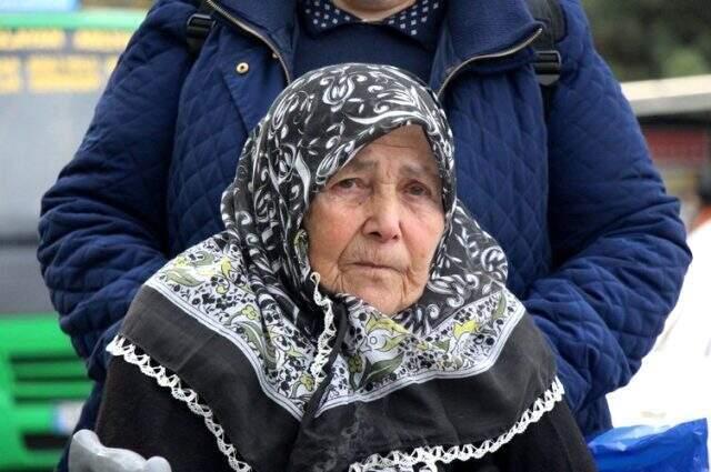 Canını hiçe saydı! Yanan otomobilden kayınvalidesini son anda kurtardı