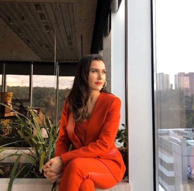 Derin yırtmaçlı elbisesiyle poz veren Şevval Sam frikik vermekten kurtulamadı