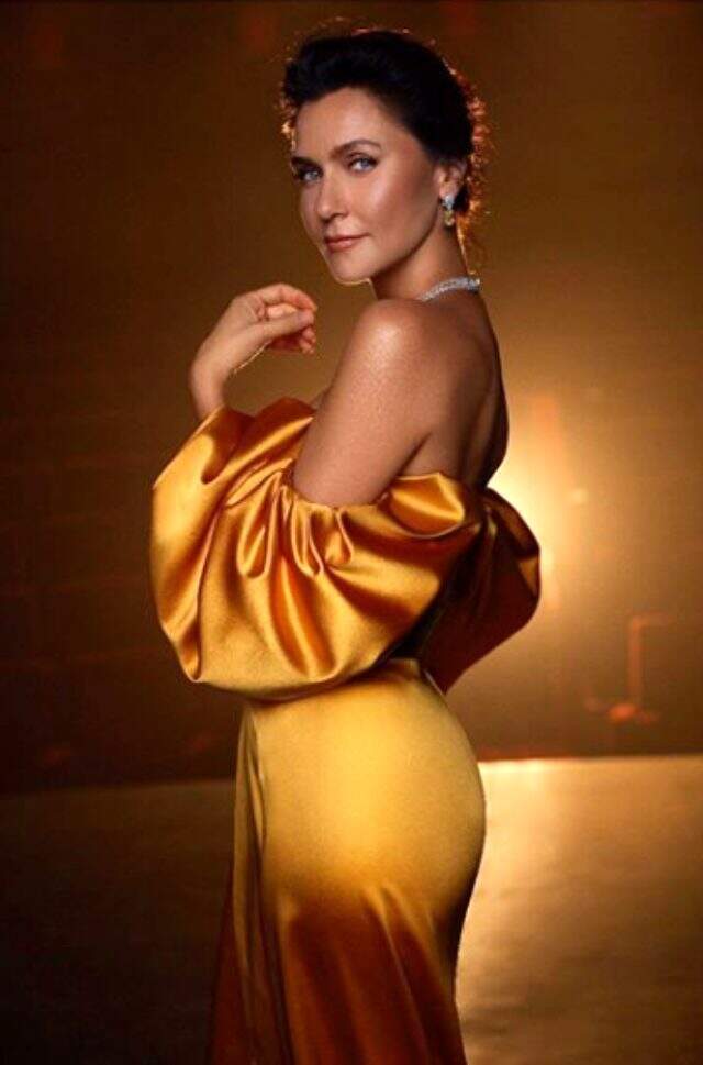 Derin yırtmaçlı elbisesiyle poz veren Şevval Sam frikik vermekten kurtulamadı