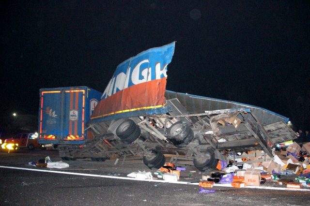 Düzce'de tır şoförünün hatası felakete yol açtı: 2 ölü, 23 yaralı