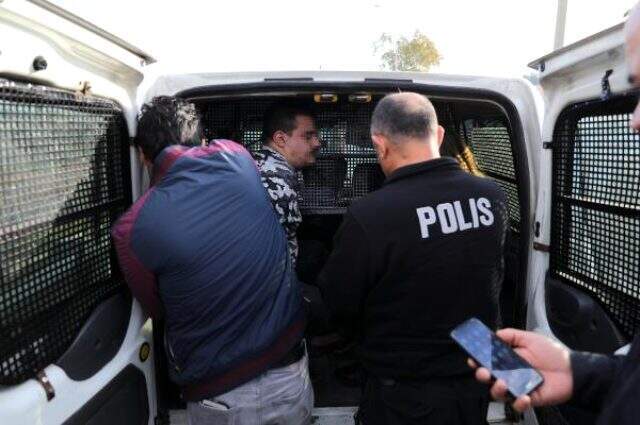 Polis kilometrelerce taksiyi kovaladı! 3 kişi gözaltına alındı Polis, dur ihtarına uymayan taksiyi kilometrelerce kovaladı! Araçta yapılan aramada uyuşturucu ele geçirildi