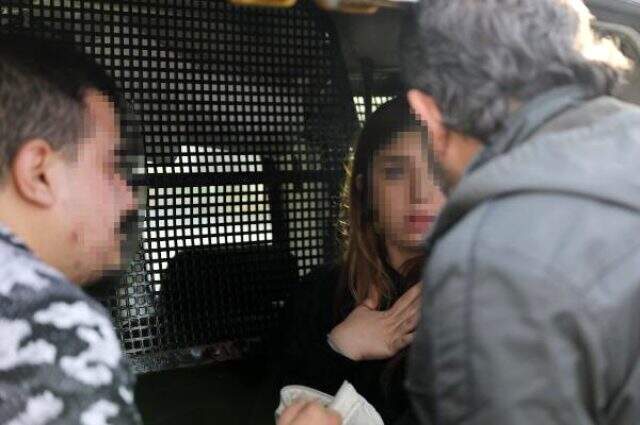 Polis kilometrelerce taksiyi kovaladı! 3 kişi gözaltına alındı Polis, dur ihtarına uymayan taksiyi kilometrelerce kovaladı! Araçta yapılan aramada uyuşturucu ele geçirildi