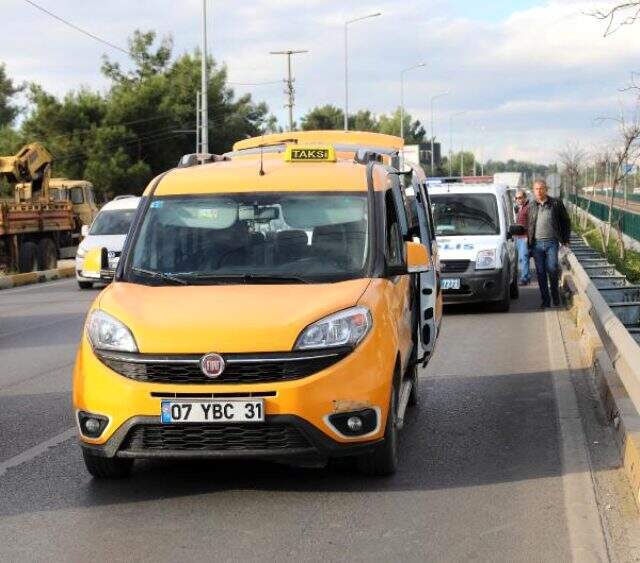 Polis kilometrelerce taksiyi kovaladı! 3 kişi gözaltına alındı Polis, dur ihtarına uymayan taksiyi kilometrelerce kovaladı! Araçta yapılan aramada uyuşturucu ele geçirildi