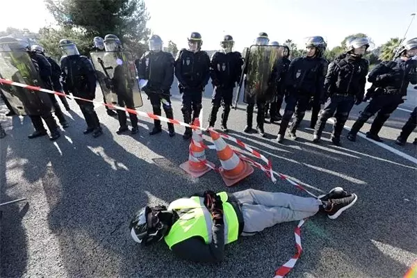 Video | Paris'i savaş alanına çeviren 'Sarı Yelekliler' kim ve ne istiyorlar?