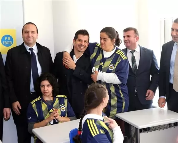 Ali Koç ve Fenerbahçeli futbolculardan okul ziyareti