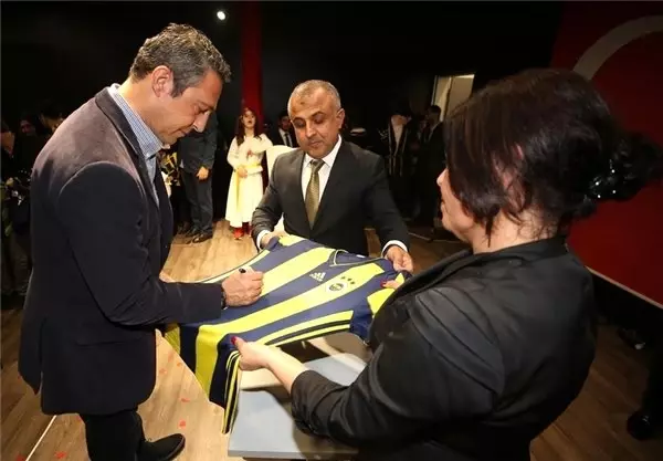 Ali Koç ve Fenerbahçeli futbolculardan okul ziyareti