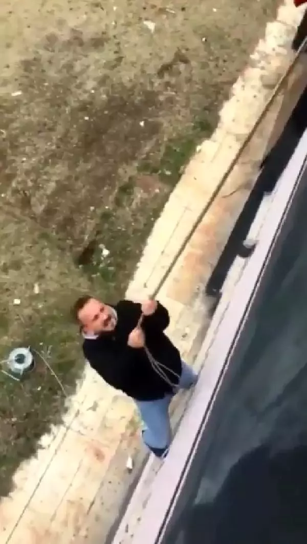İnanılmazı başardılar! Tribüne halatla çıktılar