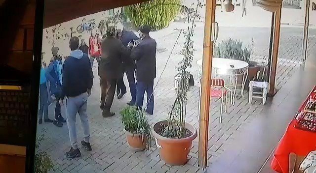 Öfkeli baba, kızını dövmekle suçladığı kız öğrencileri böyle kovaladı