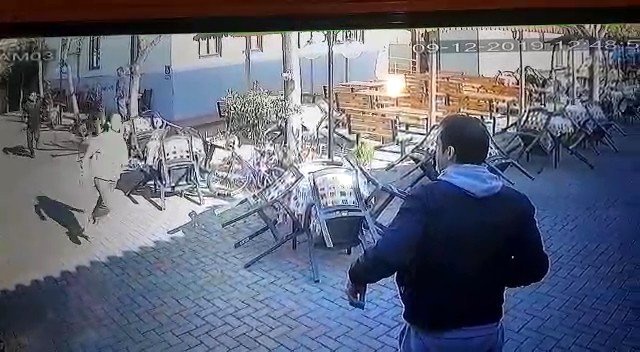 Öfkeli baba, kızını dövmekle suçladığı kız öğrencileri böyle kovaladı