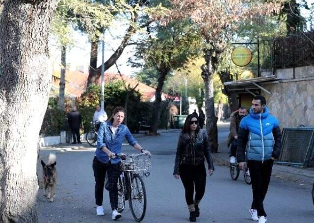 Ölen İngiliz eski istihbarat subayının Büyükada'daki evinin önünde gizemli kadın