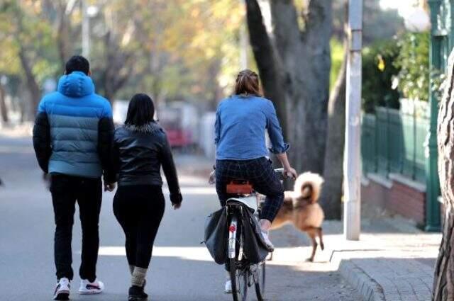 Ölen İngiliz eski istihbarat subayının Büyükada'daki evinin önünde gizemli kadın