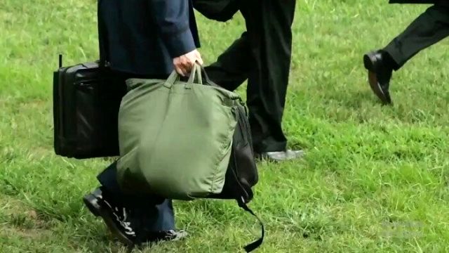 Putin'in yanından ayırmadığı nükleer çantası ilk kez görüntülendi! İçinde savaş başlatma düğmesi var