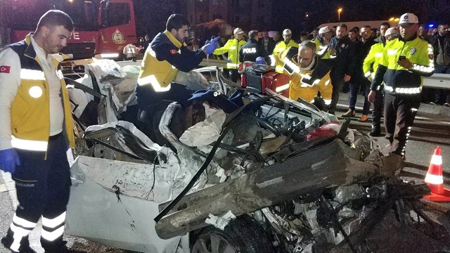 Samsun'da otomobil tırın altına girdi: 1 ölü