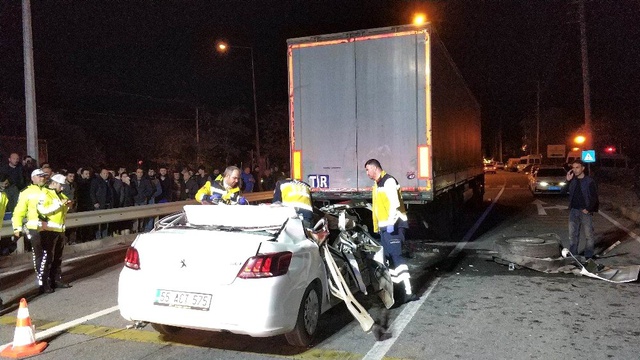 Samsun'da otomobil tırın altına girdi: 1 ölü