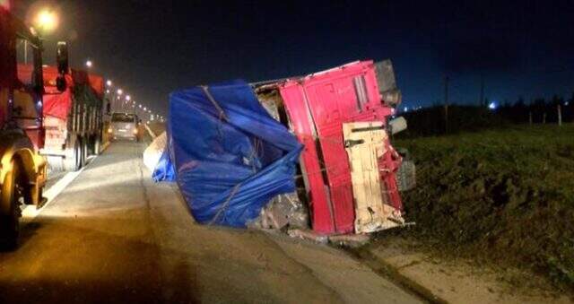 TEM'de TIR kamyona arkadan çarptı! 1 ölü,1 yaralı TEM'de TIR kamyona arkadan çarptı! 1 ölü,1 yaralı