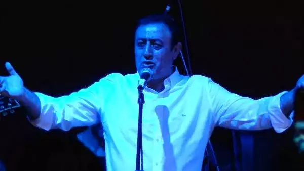 Türkücü Mahmut Tuncer şiddet mağduru kadınlar için düzenlenen yardım konserinde rock söyledi