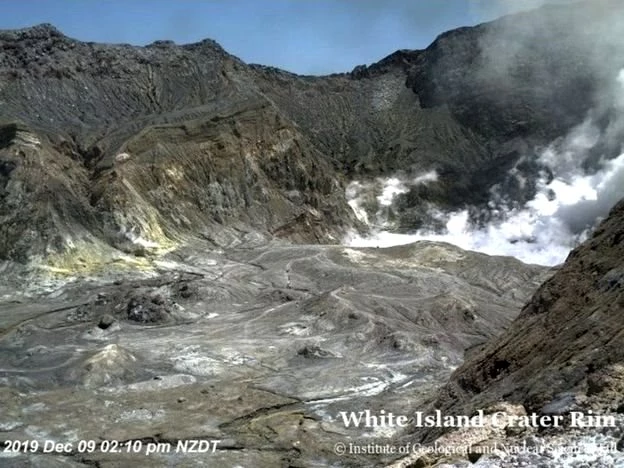 Yeni Zelanda'da yanardağ lav püskürtmeye başladı, çok sayıda kişiden haber alınamıyor