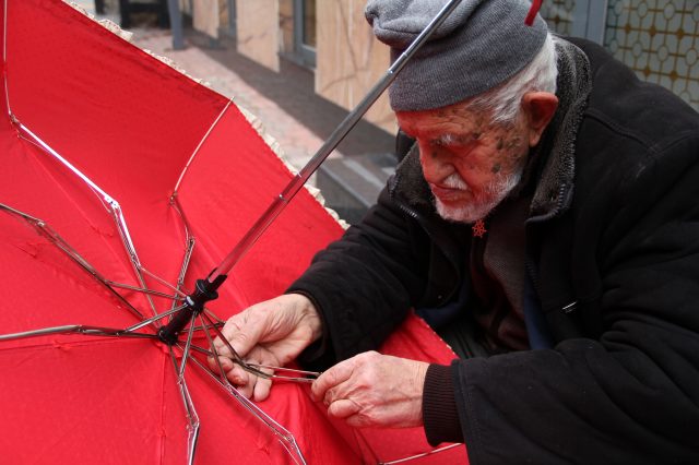 90 yaşındaki dede gözlük kullanmadan şemsiye tamir ediyor