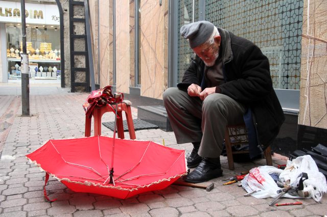 90 yaşındaki dede gözlük kullanmadan şemsiye tamir ediyor