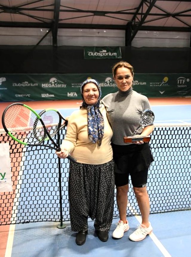 Hülya Avşar, tenis turnuvasında 67 yaşındaki Durdu Teyze ile maça çıktı