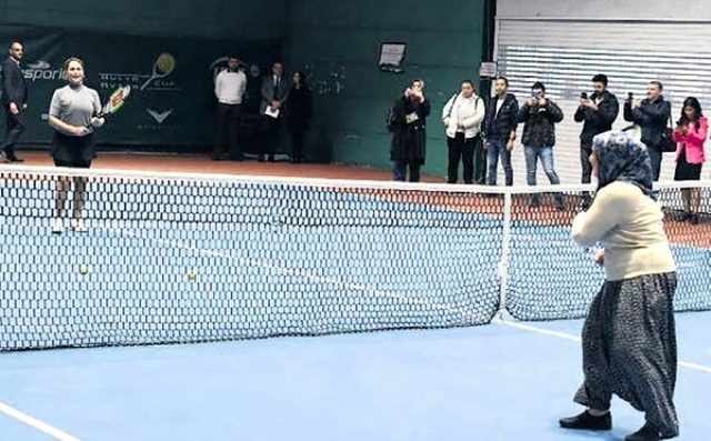 Hülya Avşar, tenis turnuvasında 67 yaşındaki Durdu Teyze ile maça çıktı